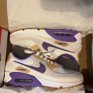 8.5 Mens/10 Womens Air Max 90 Action white grape-phantom